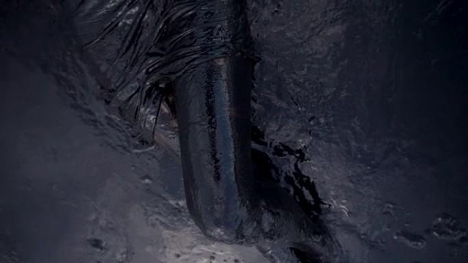 女人躺在黑泥中看起来像石油