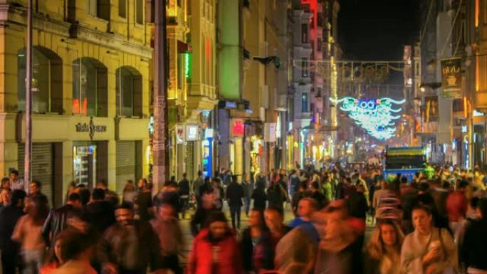 伊斯坦布尔塔克西姆伊斯蒂克拉尔街晚上的热门旅游目的地。延时视频
