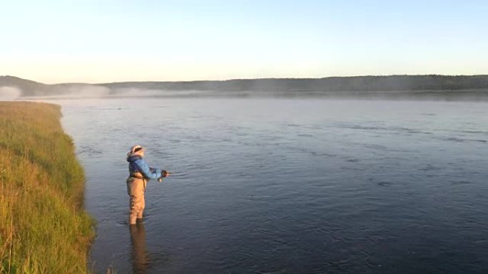 一名垂钓者在爱达荷州的亨利福克河投了一根飞杆