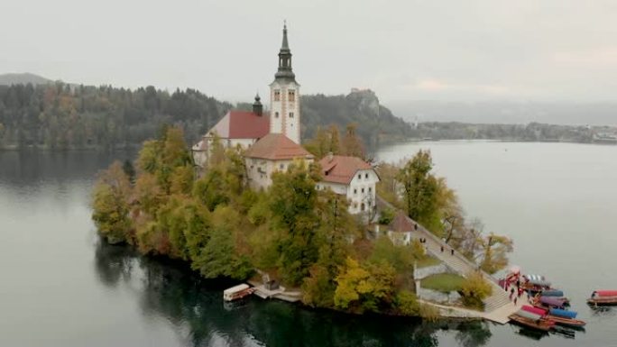 斯洛文尼亚秋天的布莱德湖与布莱德岛和布莱德城堡的航拍镜头