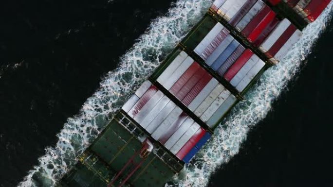 海参崴集装箱货船的俯视图