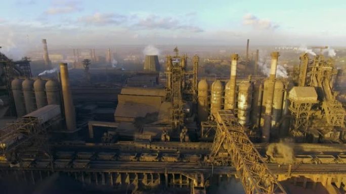 马里乌波尔市工厂的管道。乌克兰