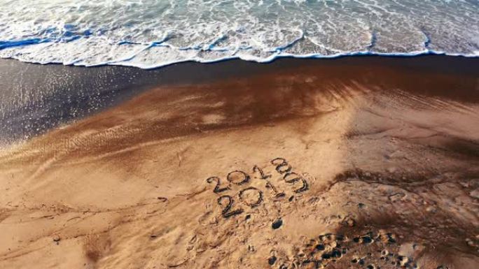 在海滩上写的新年2019的鸟瞰图