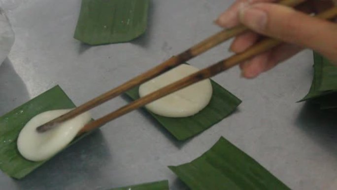 人们制作圆形糯米糕，越南