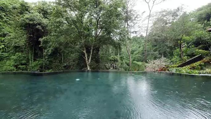 巴厘岛大自然中的大雨