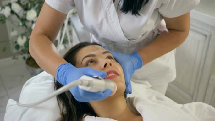 皮肤清洁，逗乐病人女性在美容诊所接受快乐化妆品振兴程序