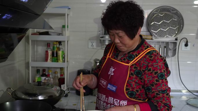 妈妈做饭 包饺子 鲅鱼饺子 农妇做饭