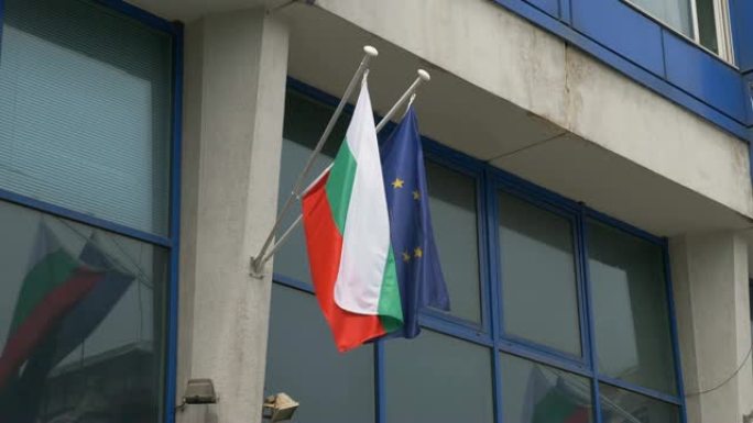 保加利亚和欧洲国旗一起挥舞。民族认同，欧洲主义