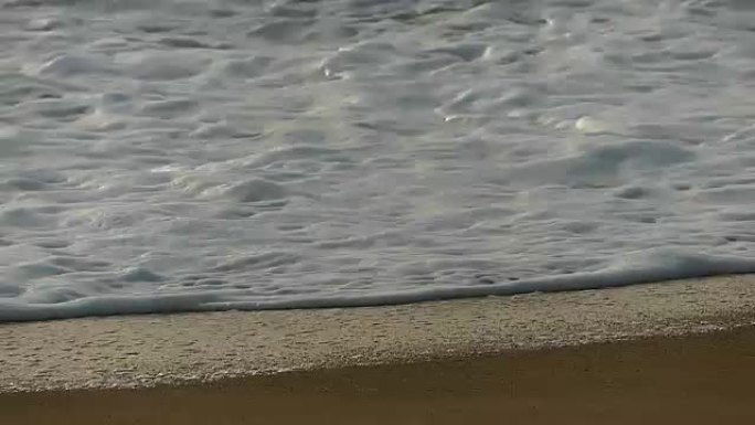 普吉国际机场麦考海滩的海浪