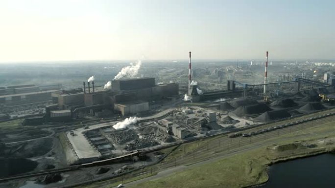 从空中看到的用于加工矿石的巨大工业工厂