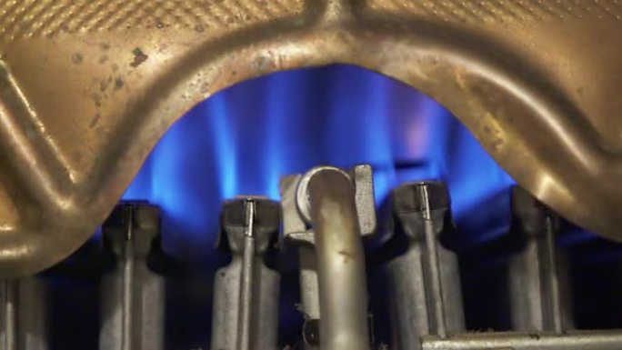 间歇泉，热水器。火炬的火焰燃烧，气体铜用于水加热