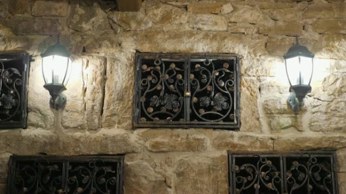 将老式葡萄酒存放在锁下的地窖壁中。克里米亚酿酒厂周围游览。酒窖由古董灯笼点亮。