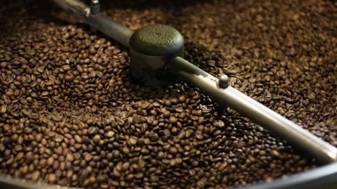 咖啡生产。在机器特写镜头中烘烤的棕色豆