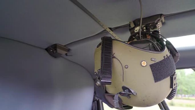 悬挂在直升机内部的飞行员头盔