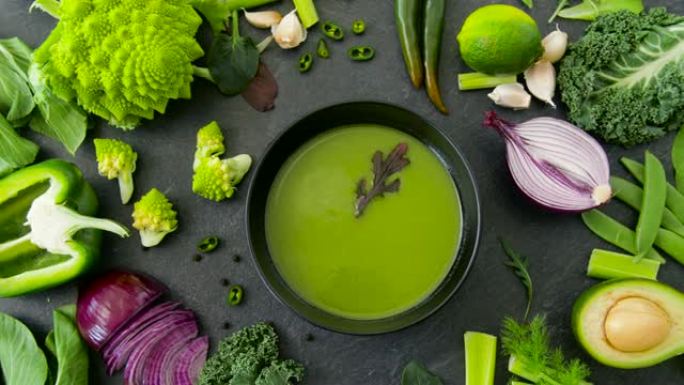 碗中的蔬菜绿奶油汤的特写
