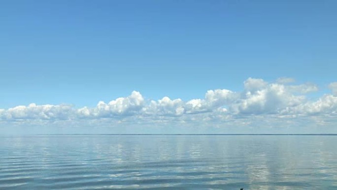 令人惊叹的美丽蓝天，淡淡的白云笼罩在平静光滑的河面上。夏天。晴天。延时高清视频。