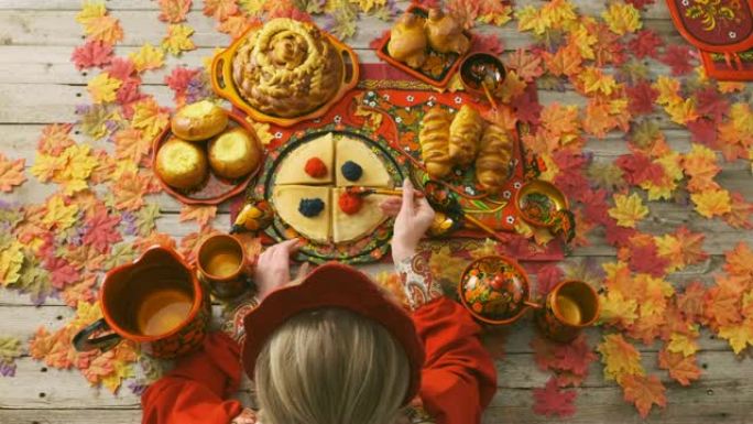 桌子上的俄罗斯传统节日面包-自上而下的视图