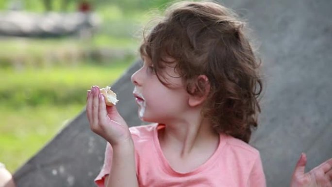 孩子在后院吃冰淇淋