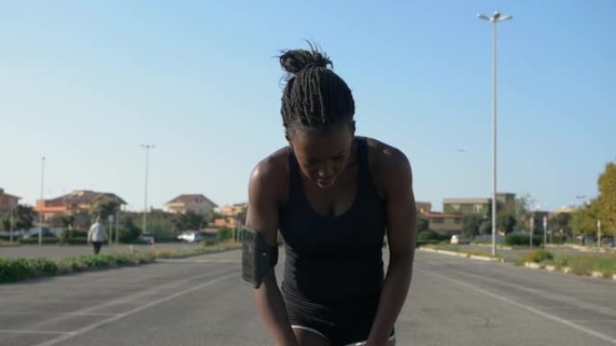 竞争，训练，意志力。年轻的黑人运动员在街上奔跑