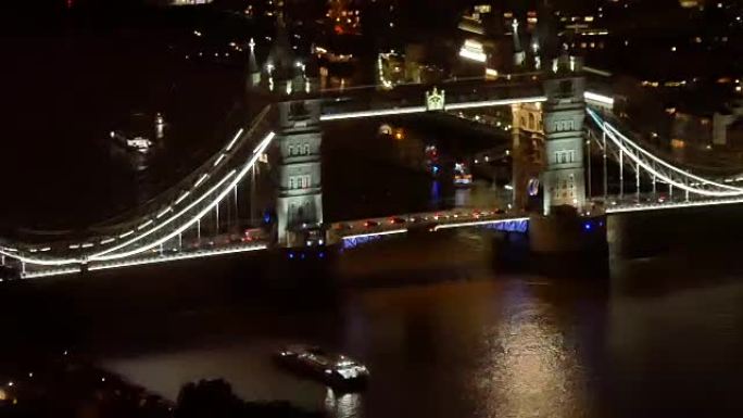 多莉在夏天拍摄了英国伦敦的塔桥