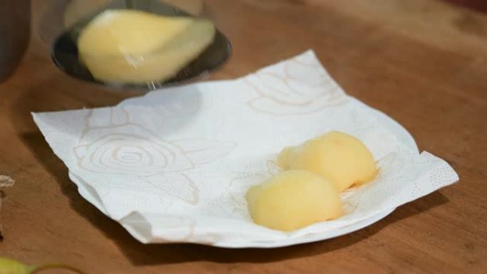 把煮过的梨放在纸巾上。用梨做馅饼。