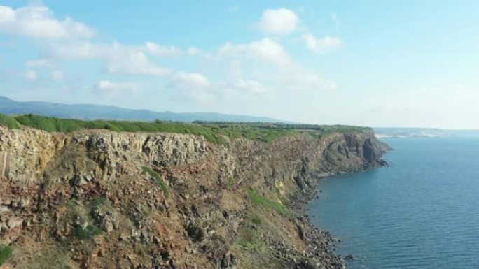 位于意大利撒丁岛西北部的博萨村岩石海岸线的鸟瞰图。