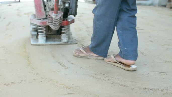 工人使用振动板密封底砂