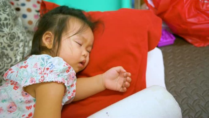 睡在床上的亚洲女婴。