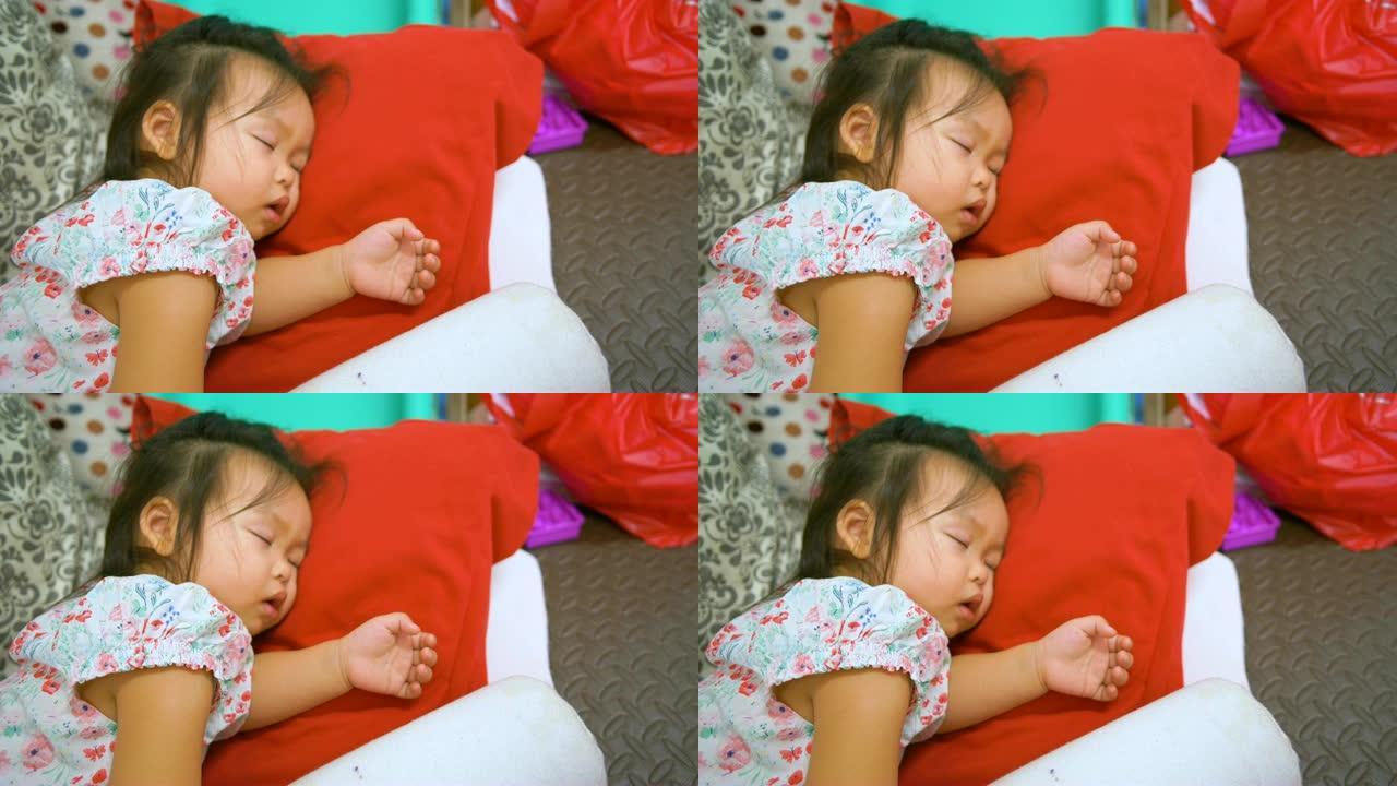 睡在床上的亚洲女婴。