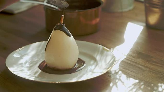 在香草柠檬糖浆中准备水煮梨，配黑巧克力