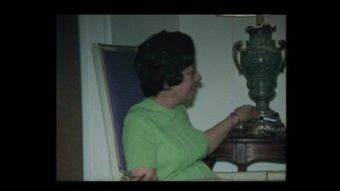 1971漂亮的女人在客厅抽烟