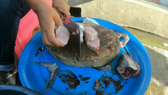 泰国市场上的新鲜鲭鱼