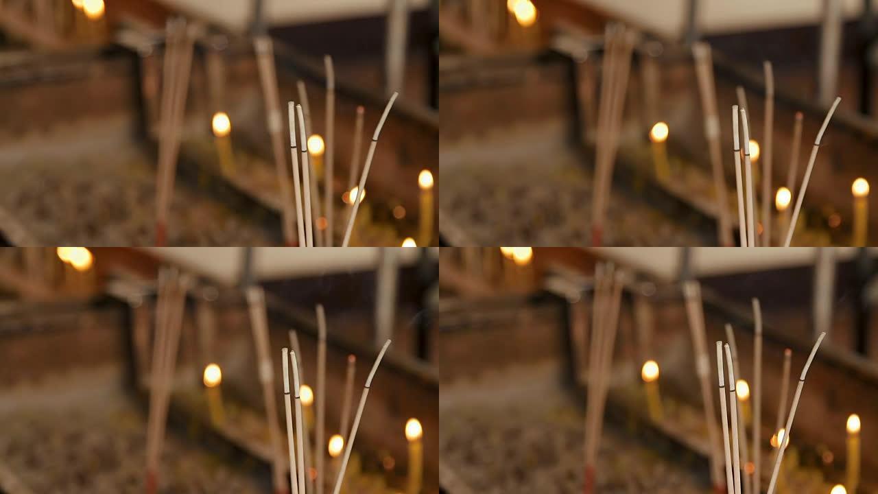 宗教黄色蜡烛和芳香。泰国曼谷Wat Saket