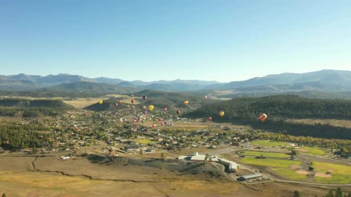 科罗拉多气球节在小镇上空升起