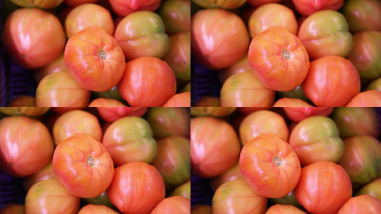 在市场的蔬菜水果商柜台上展出的西红柿