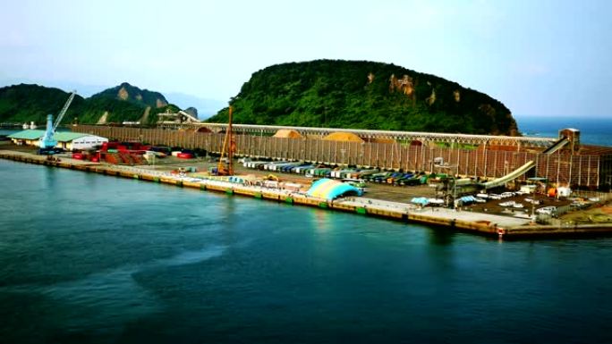 游轮抵达日本宫崎县aburatsu港的镜头