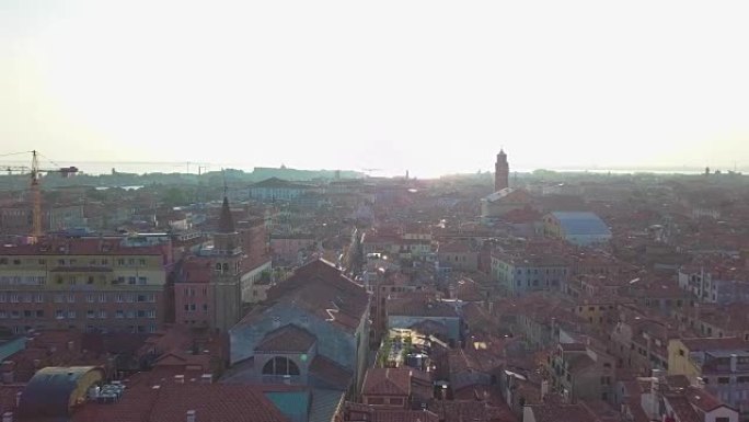 空中威尼斯。视频全高清飞越意大利威尼斯，从一只鸟穿越意大利，运河和威尼斯屋顶
