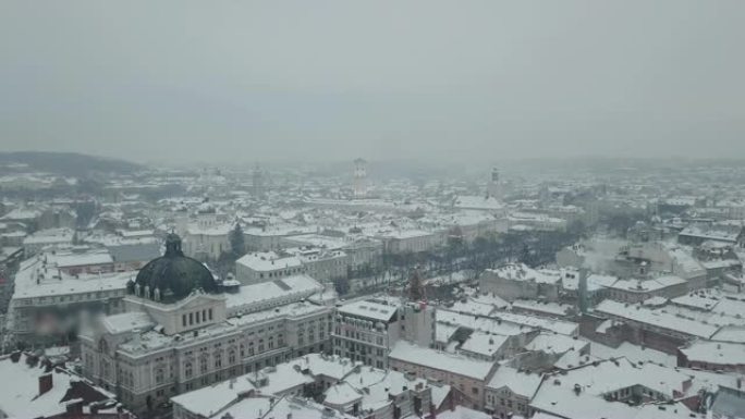 乌克兰利沃夫。阿丽亚枪。歌剧院。圣诞树。圣诞集市。人们在市中心散步。冬天