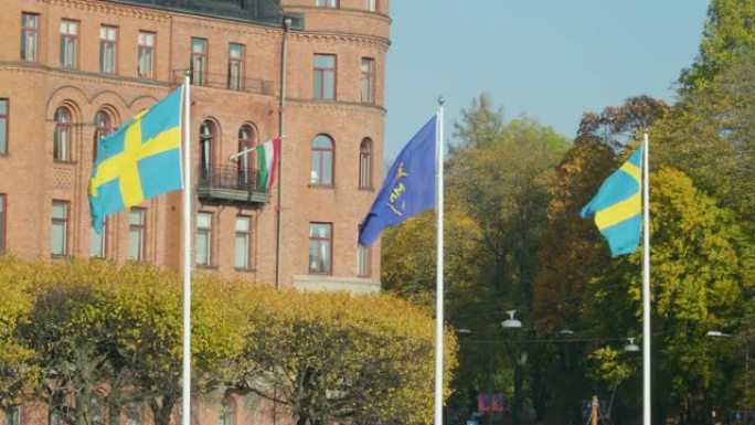 瑞典的两面旗帜在斯德哥尔摩的杆子上挥舞