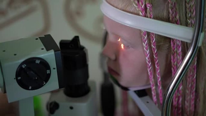 视力检查。患有视力障碍的高加索女孩。医疗和康复