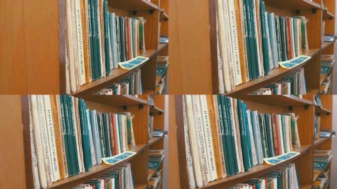图书馆书架上的书。旧图书馆书架上堆积如山的书