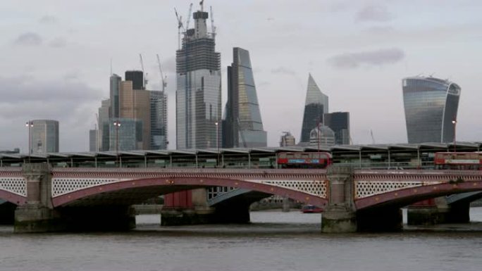 伦敦市的摩天大楼和黑修士桥