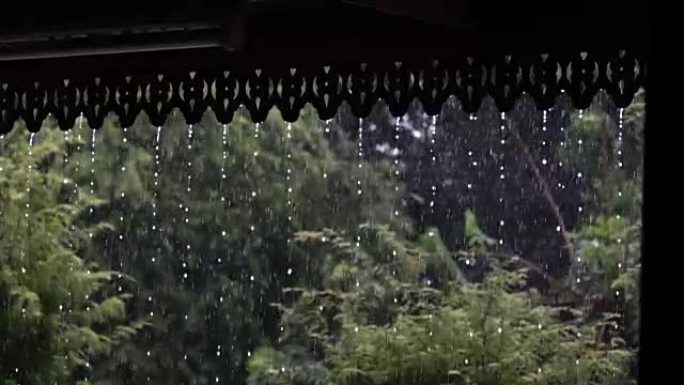 用高速相机拍摄水上大雨，屋顶掉落，潮湿的天气，抽象的液体自然特写视频。雨滴下降季节。
