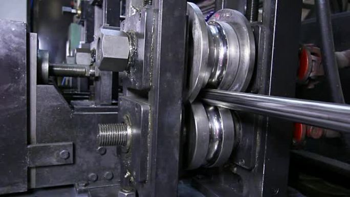工厂用于生产轧制金属钢管的轧钢机。