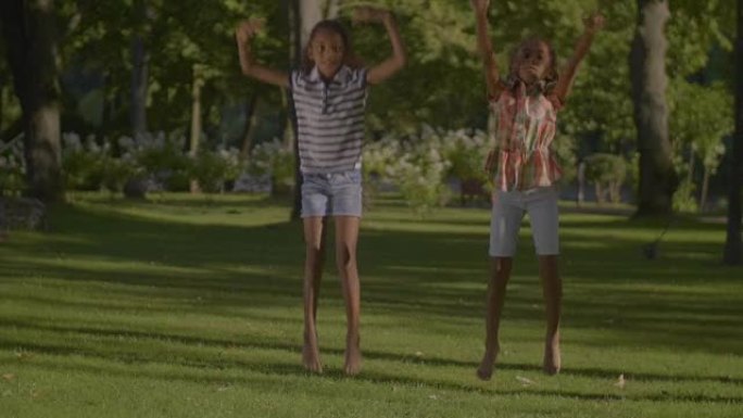 可爱的非洲裔美国孩子在公园跳嘻哈舞
