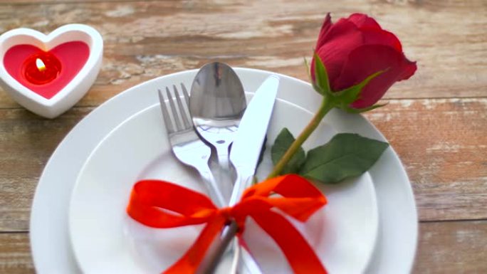 餐具上的红玫瑰花特写