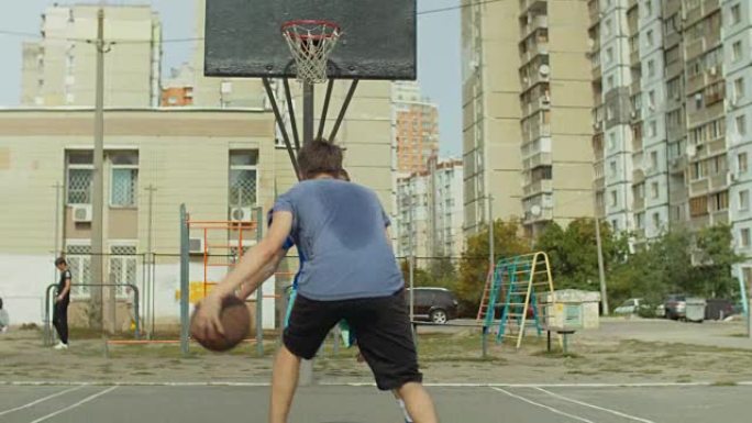 街球运动员在篮球场上的行动
