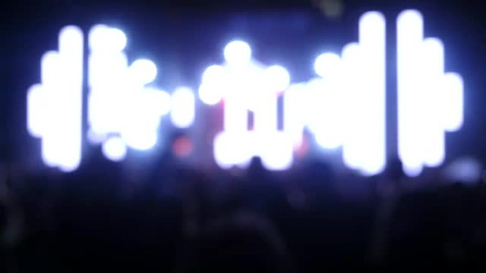 音乐会上的探照灯。bokeh在音乐节上的影响。电子音乐节上的一幕。