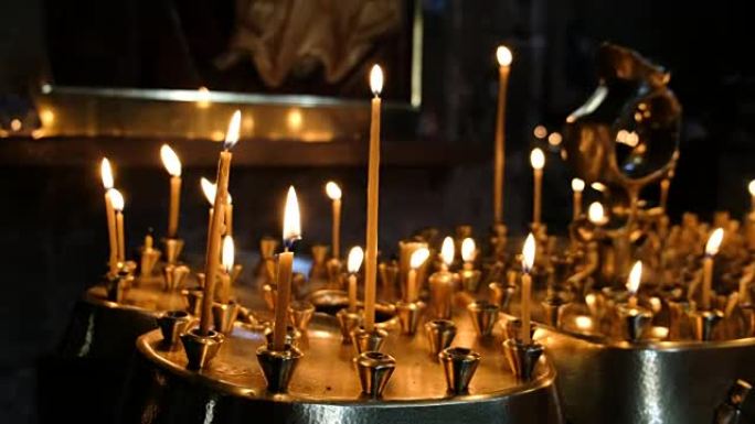 蜡蜡烛燃烧并站在东正教古庙香炉中的沙子上