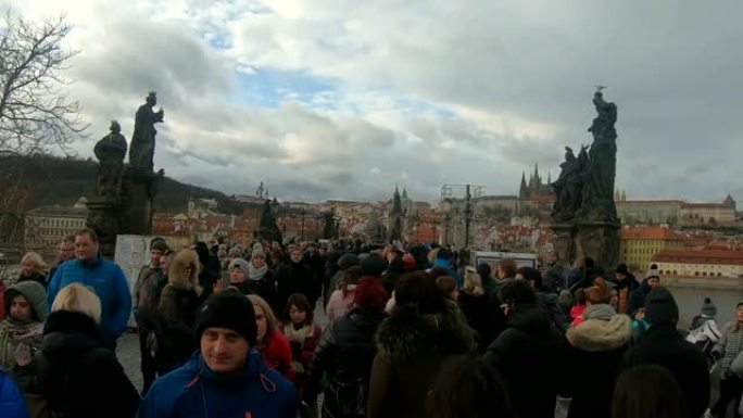 查尔斯·布里奇 (Charles Bridge) 吸引了众多游客